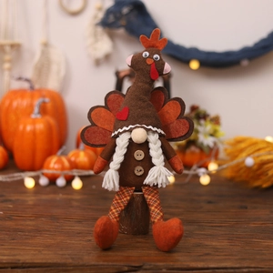 Makro-Detail des Thanksgiving Truthahn-Gnomes mit gewebtem Bart und Holzknopf-Akzent