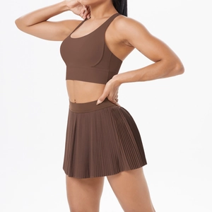 Vue latérale détaillée d'un ensemble jupe de tennis plissée et crop top ajusté