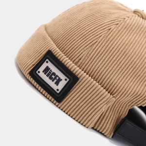 Détail du bonnet docker en velours côtelé kaki montrant la texture et la sangle arrière