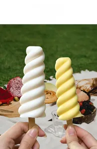 Scène de pique-nique avec glaces spirales artisanales faites avec un moule en silicone