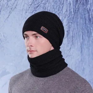 Set berretto e scaldacollo in maglia nera con toppa in pelle icona montagna invernale