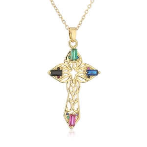 Détail du collier avec pendentif croix plaqué or 18 carats et zircons multicolores