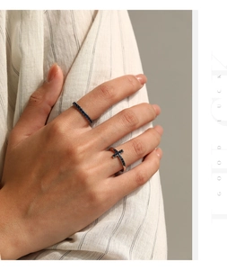 Détail de la bague croix en argent S925 et de l'anneau avec pierres précieuses bleues
