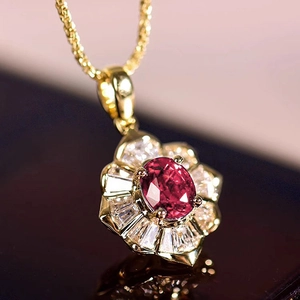 Elegante 18K Goldkette mit Rubin-Blumenanhänger und glänzenden Zirkonia-Steinen