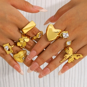 Chic gold-plated stainless steel ring set with zircon inlay in geometric heart shapes