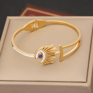 Dettaglio del bracciale occhio portafortuna dorato con motivo a raggiera e cristallo