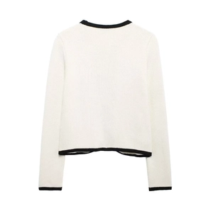 Vue arrière du cardigan en maille blanc élégant avec bordures contrastées noires