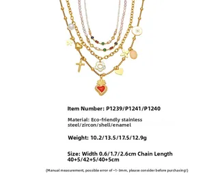 Detailansicht goldener Schichtketten mit Kreuz, Muschelblume und Zirkonia-Anhängern