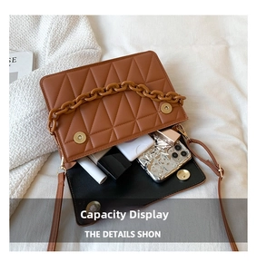 Vue intérieure du sac bandoulière marron matelassé avec espace pour téléphone et maquillage
