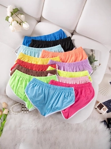 Kleurrijke stretch sportshorts voor dames gepresenteerd in een levendige stapeling