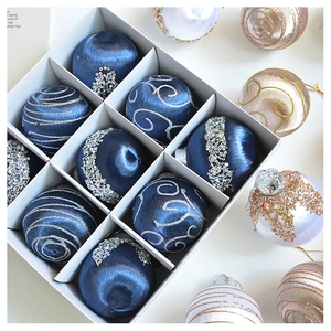 Detail luxuriöser Seiden-Weihnachtskugeln mit Pailletten und Perlen in Geschenkbox