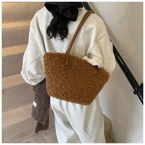 Détail du sac bandoulière en peluche marron avec sangle en cuir pour l'hiver