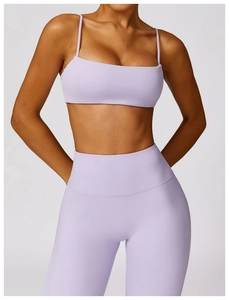 Detailansicht des lila Yoga-Sets mit schmalen Trägern und hoch taillierter Leggings im Fokus
