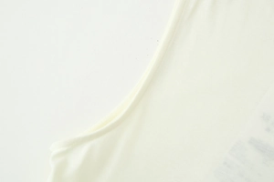 Vue macro de la texture du tissu blanc crème et détails de coutures incurvées