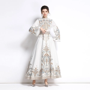 Abito lungo bianco vintage con stampa floreale, maniche lunghe e vita con cintura elegante
