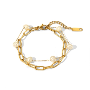 Détail du bracelet double couche en acier doré avec perles d'eau douce délicates