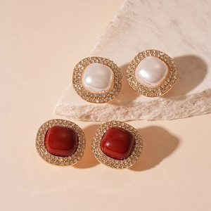 Boucles d'oreilles vintage carrées en perles et rubis avec détails en zircone cubique