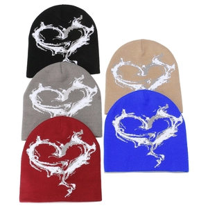 Winterstrickmützen in fünf Farben mit trendigen Herz-Jacquard-Flammenmustern