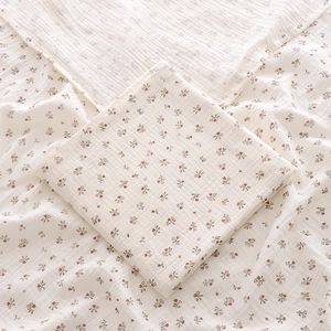 Baby-Badetuch aus Baumwollmusselin mit Blumenmuster in Creme und roten Blumen