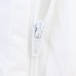 Detailaufnahme des weißen Reißverschlusses an französischen Pastoral-Sportshorts mit Spitze
