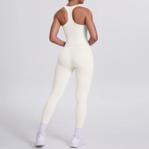 Vue arrière de l'ensemble de yoga crème avec soutien-gorge de sport et legging ajusté