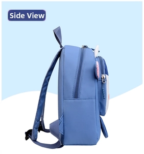 Vista lateral de una mochila azul para niños con detalles de correas y cremalleras.