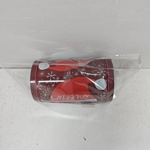 Gros plan d'une boîte aux lettres de Noël en fer blanc rouge avec des flocons blancs
