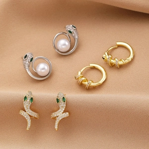 Eleganti orecchini a serpente con perle e gemme verdi in placcatura oro e argento