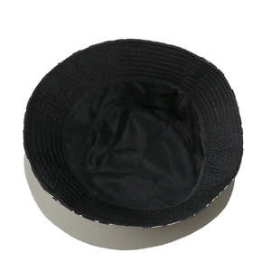 Vista dettagliata dell'interno di un cappello a secchiello nero con bordo leopardato