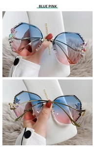 Dettaglio degli occhiali da sole a farfalla senza montatura con strass e lenti blu e rosa
