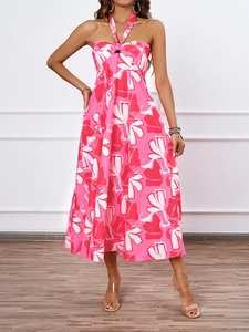 Détail de la robe rose à fleurs avec dentelle ajourée et dos nu pour les vacances