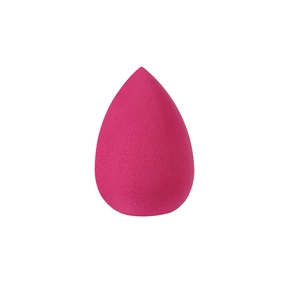 Detailaufnahme eines magenta Make-up-Schwamms in Tropfenform mit feiner Textur