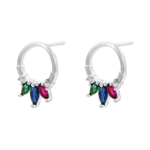Dettaglio di orecchini a cerchio in argento con cristalli colorati a forma di petali