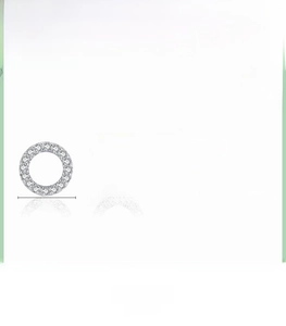 Vue macro de boucles d'oreilles clous de 8mm en argent S925 avec pavé de zircons