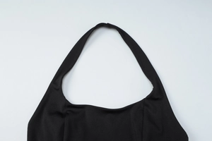 Vue détaillée du design dos nu noir et de la texture du tissu élastique lisse