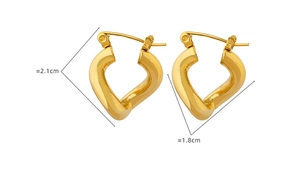 Detailed size view of gold twisted heart hoop earrings with 2.1cm height measurements