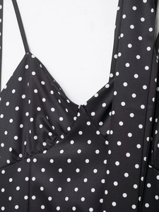 Detailansicht des V-Ausschnitt-Satin-Polka-Dot-Kleides mit plissiertem Design