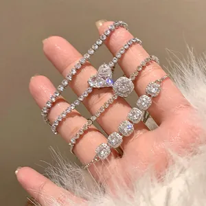 Gros plan de bracelets de tennis en zircone à coupe cœur et carrée sur fond en peluche