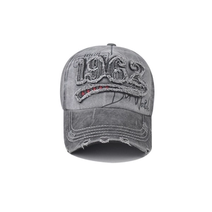 Détail de la broderie 1962 avec bords usés sur cette casquette grise au style vintage