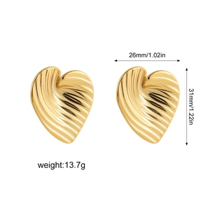 Orecchini a cuore in acciaio inossidabile placcato oro 18k con trama a onde e misure