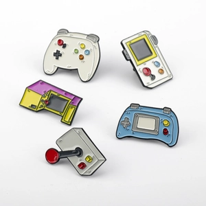 Set di 5 spille smaltate a tema console vintage con controller e dispositivi portatili retrò