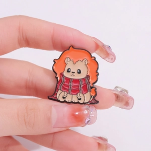 Épingle émaillée créative avec personnage de dessin animé et pull rouge pour sacs