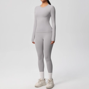 Dettaglio del set yoga grigio con maglia a maniche lunghe e leggings a vita alta