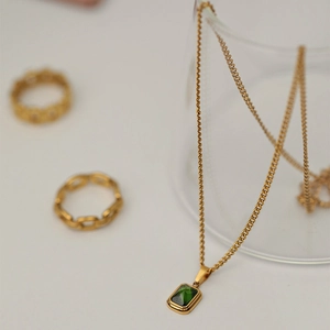Vintage emerald pendant necklace in gold-plated finish with matching chain rings
