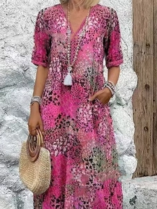 Détail de robe bohème à col en V avec poches latérales et texture de tissu léger