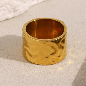 Bague large en acier inoxydable doré 18K avec texture de lave de style vintage