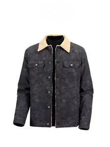 Detailaufnahme der schwarzen Herrenjacke mit Lammwollkragen und Metallknöpfen