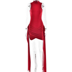 Détail de la robe moulante rouge sans manches avec cordons latéraux et ourlet plissé chic