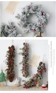 Vue détaillée de la couronne de Noël nordique avec cèdre enneigé, pommes de pin et baies rouges