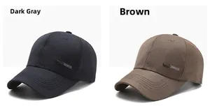 Détails du logo SPORT en métal et œillets brodés sur casquettes grises et marron